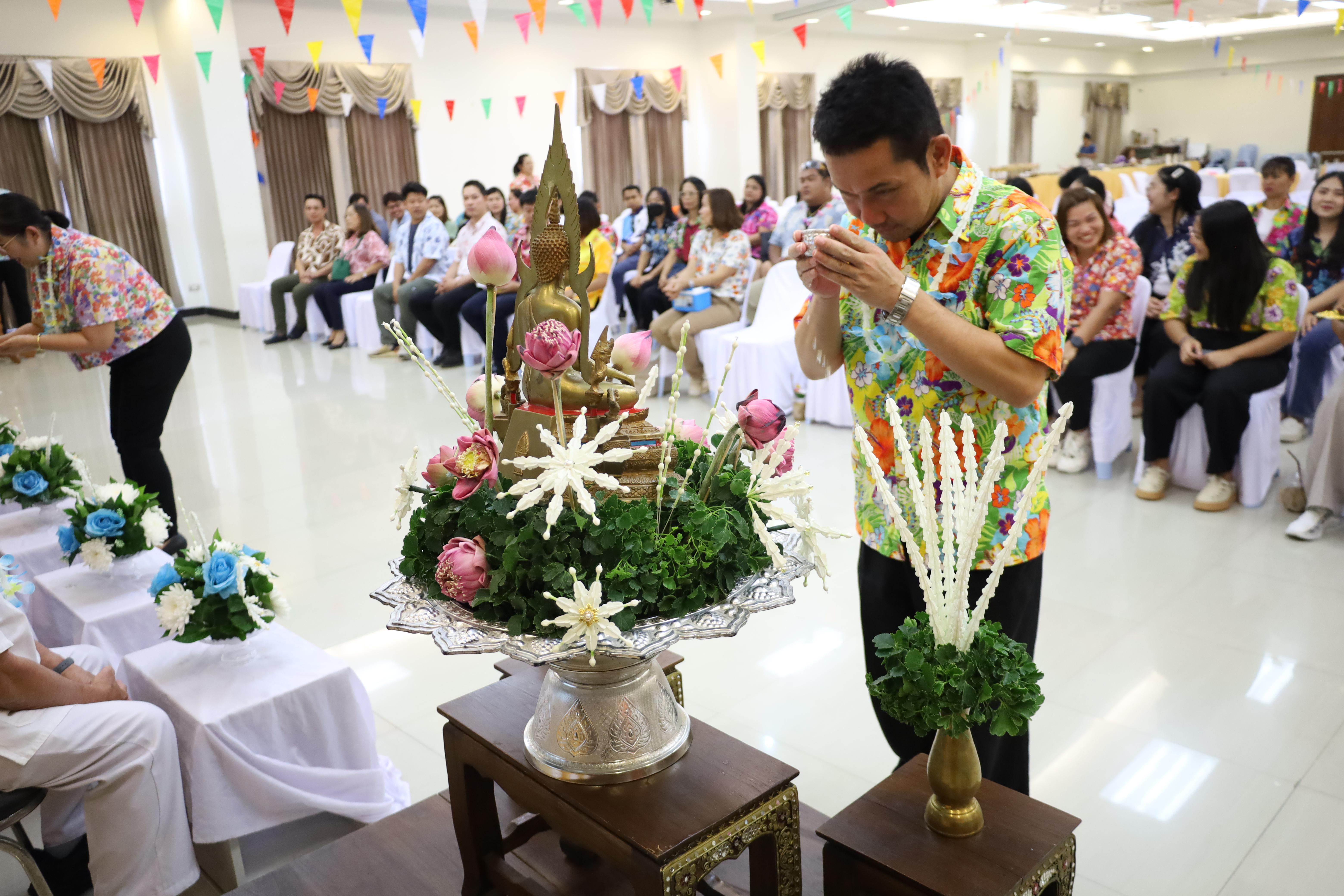 242. วันที่ 26 เมษายน 2568 สาขาการบริหารการศึกษา ได้จัดกิจกรรมรดน้ำดำหัวคณาจารย์ระดับบัณฑิตศึกษา ประจำสาขาการบริหารการศึกษา ณ ห้องประชุมครุร่มสัก 1 ชั้น 3 อาคารคณะครุศาสตร์